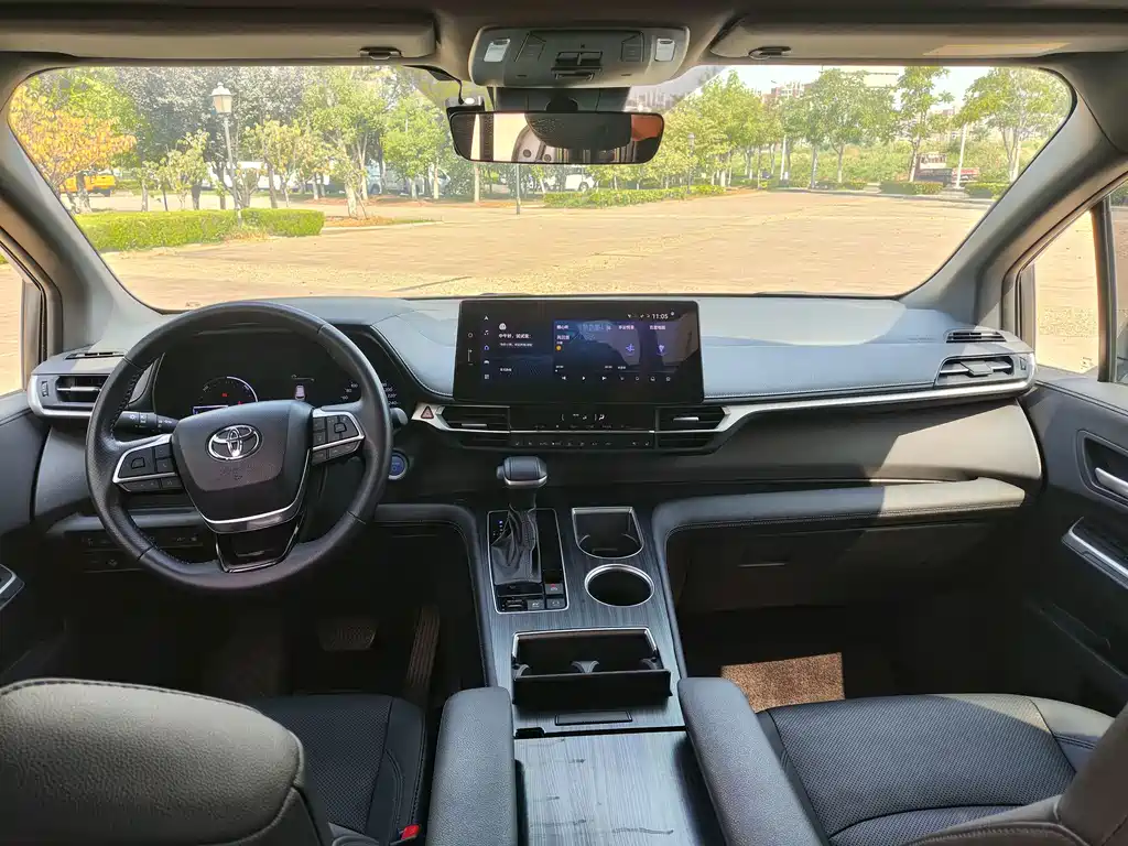 Toyota Sienna — фото 8