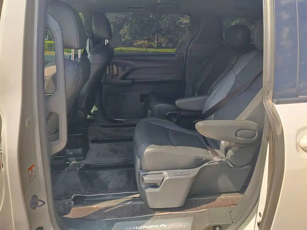 Toyota Sienna — фото 10