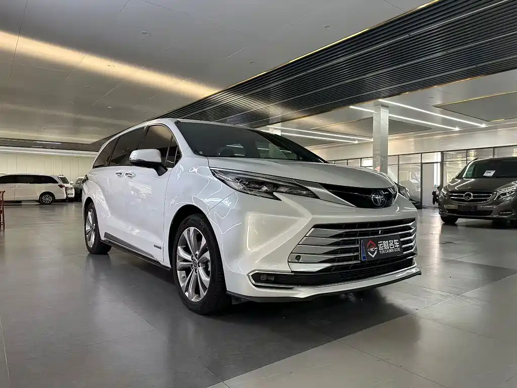 Toyota Sienna — фото 3