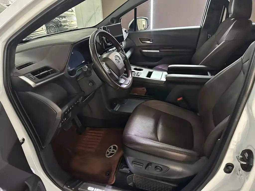 Toyota Sienna — фото 4