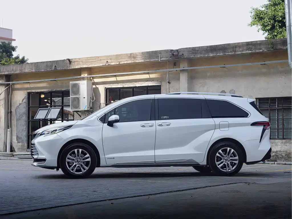 Toyota Sienna — фото 2
