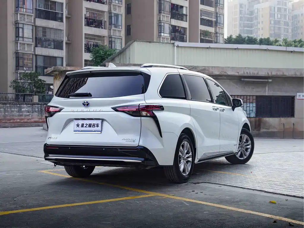 Toyota Sienna — фото 4
