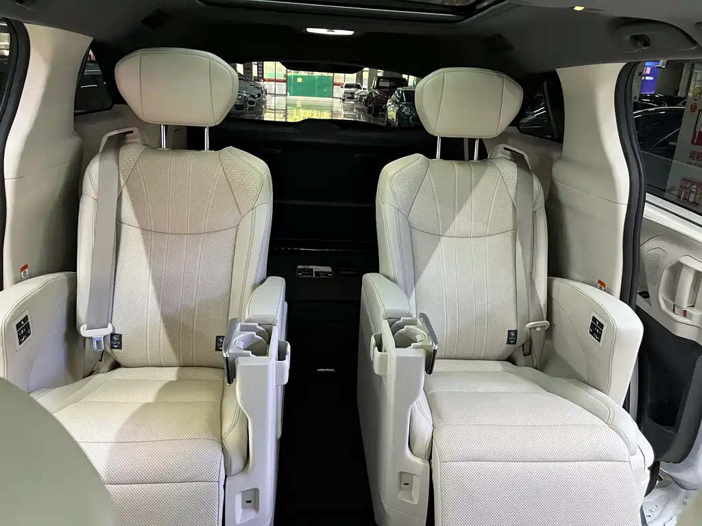 Toyota Granvia — фото 11