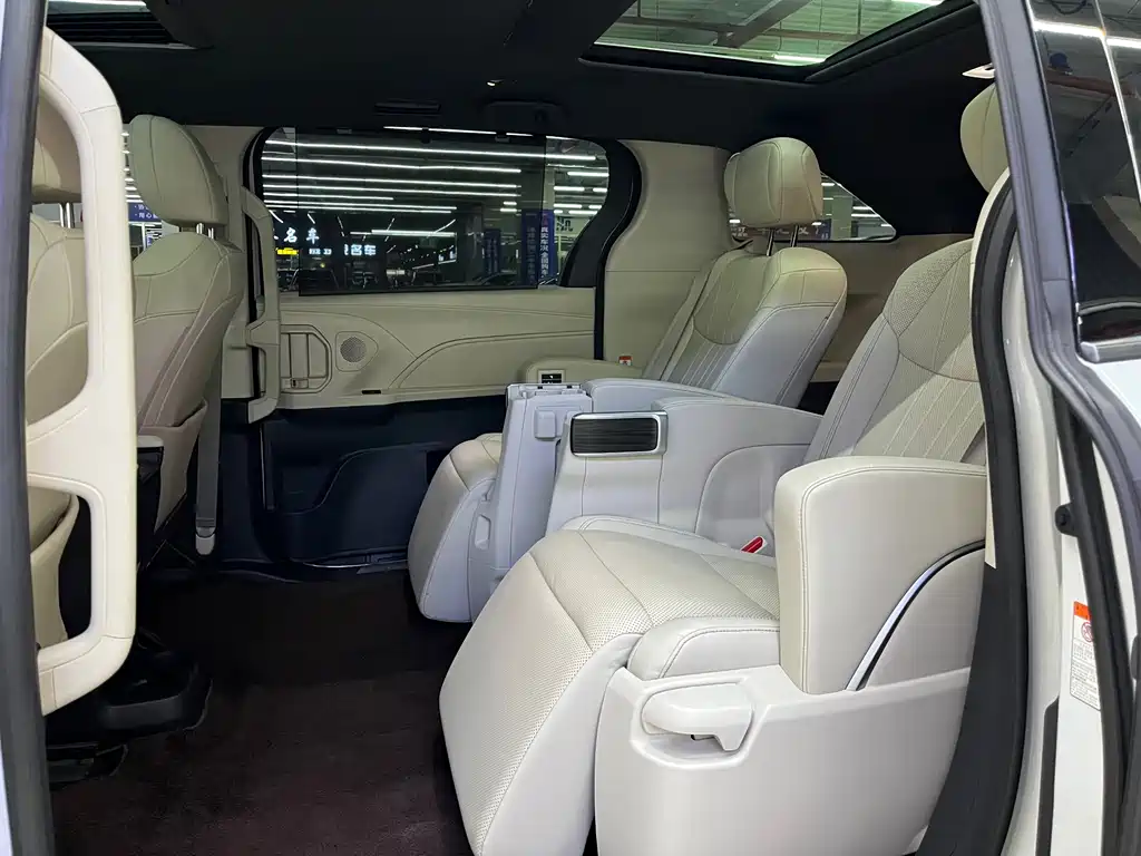 Toyota Granvia — фото 13