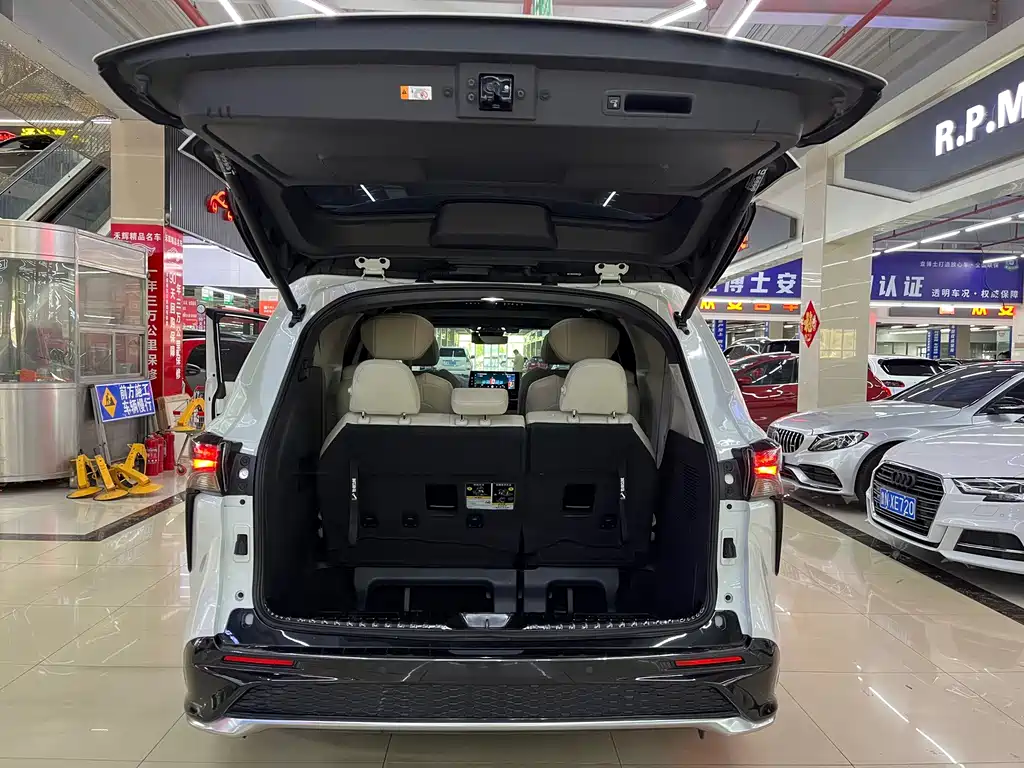 Toyota Granvia — фото 17