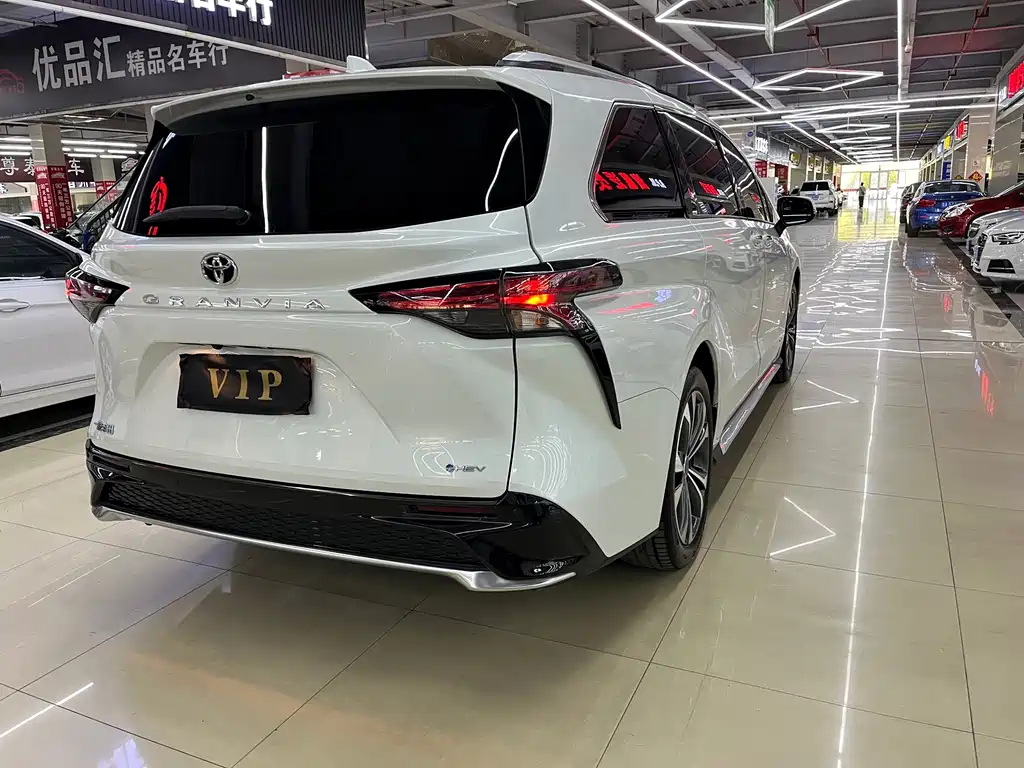 Toyota Granvia — фото 18
