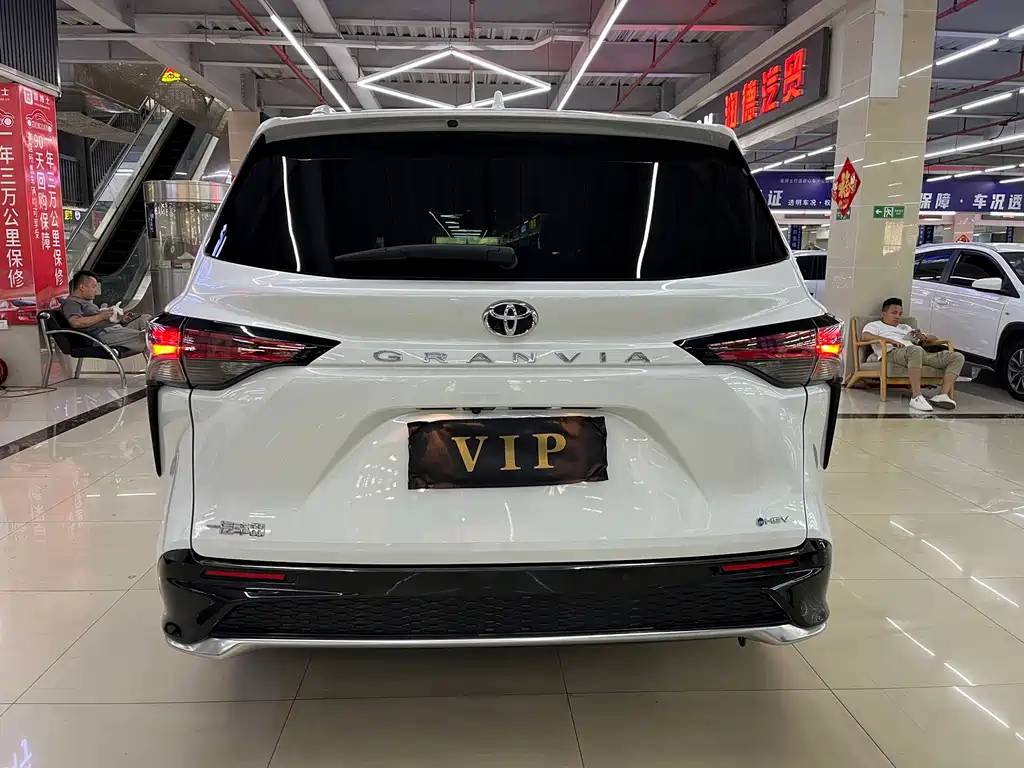 Toyota Granvia — фото 19