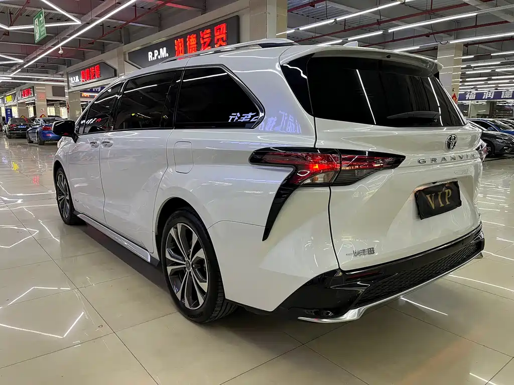 Toyota Granvia — фото 20