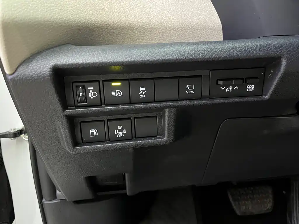Toyota Granvia — фото 7