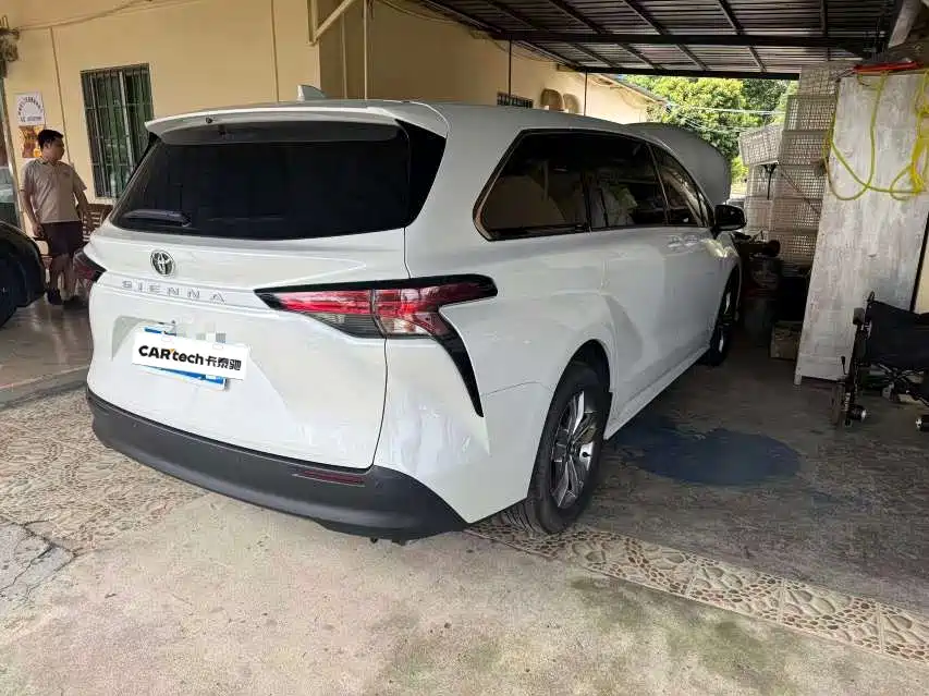 Toyota Sienna — фото 2