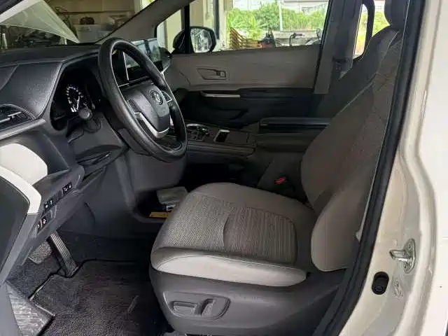 Toyota Sienna — фото 3