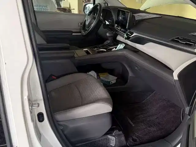 Toyota Sienna — фото 4