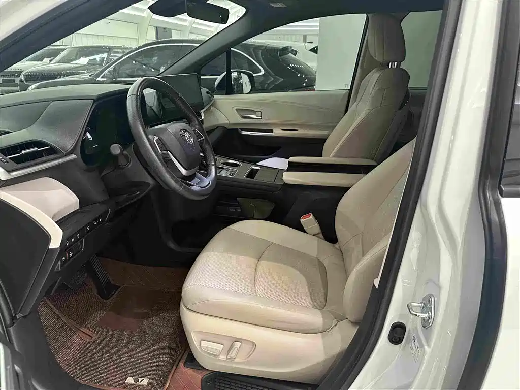 Toyota Granvia — фото 11