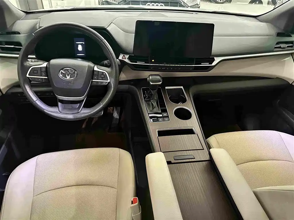 Toyota Granvia — фото 14