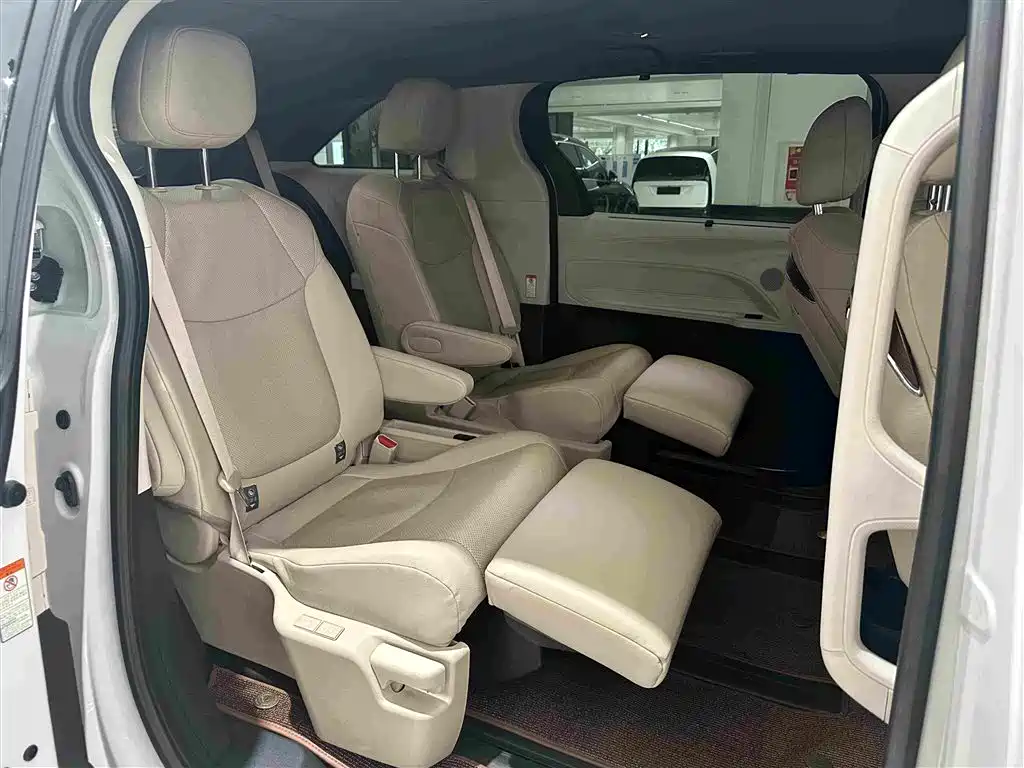 Toyota Granvia — фото 15