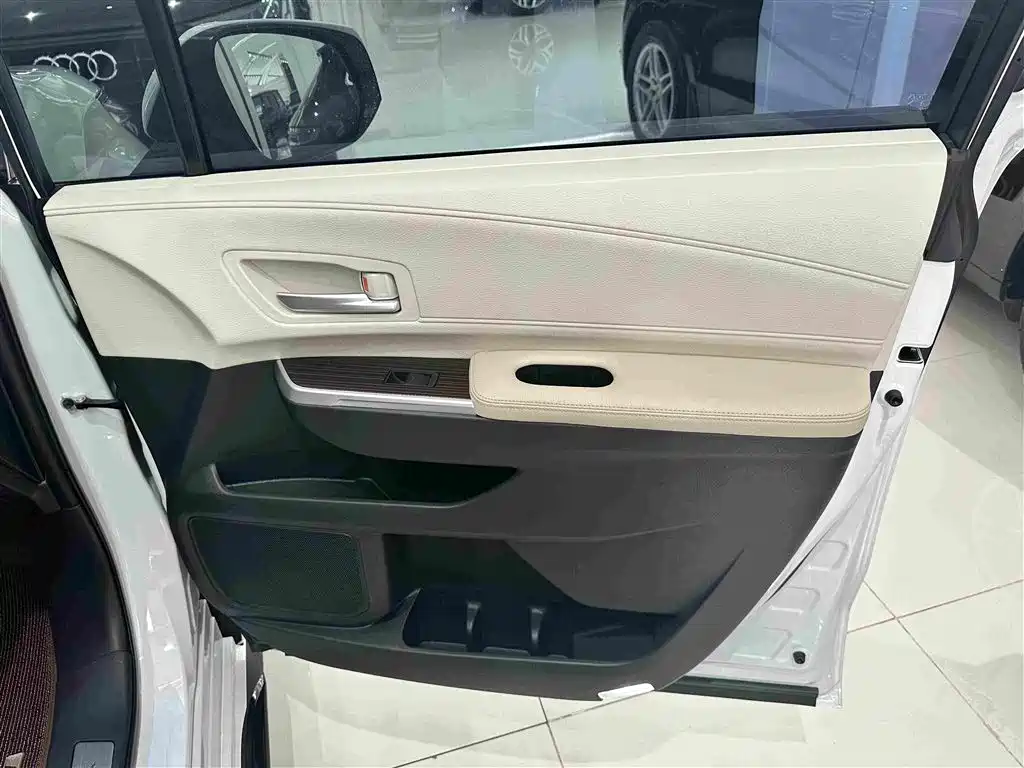 Toyota Granvia — фото 17