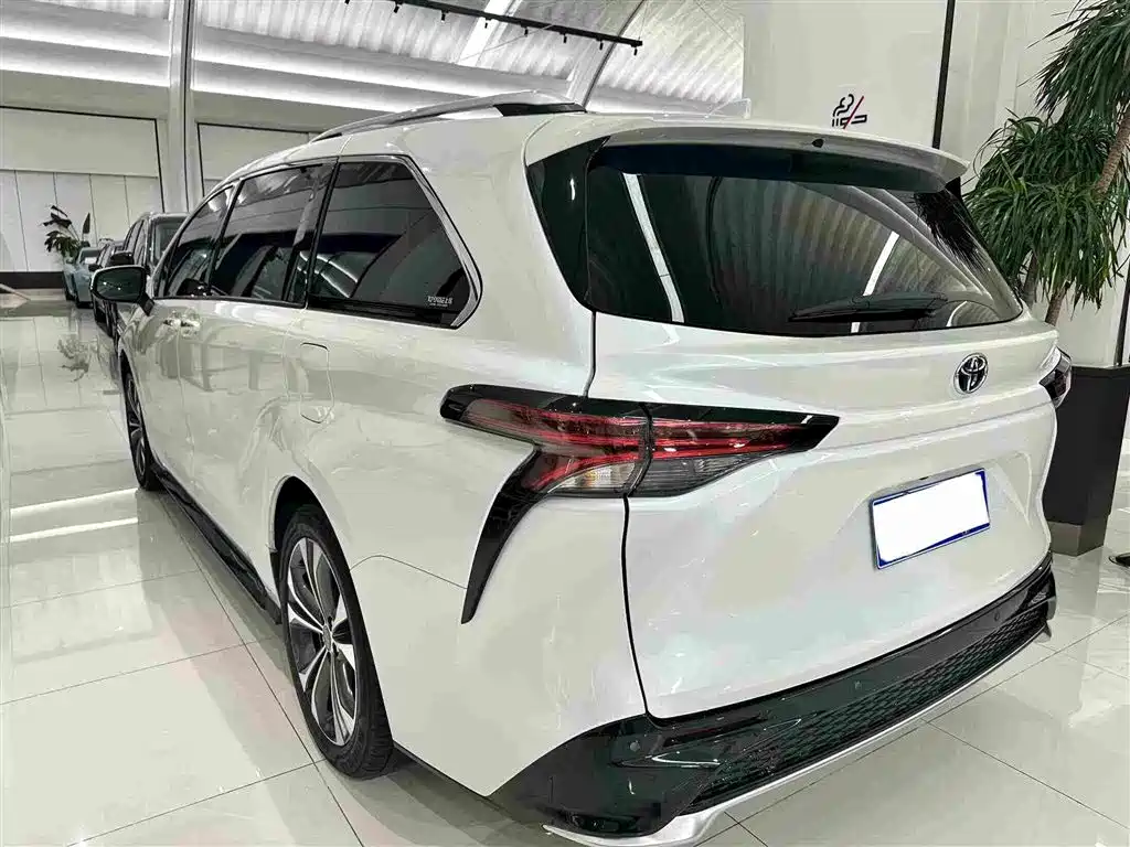 Toyota Granvia — фото 19