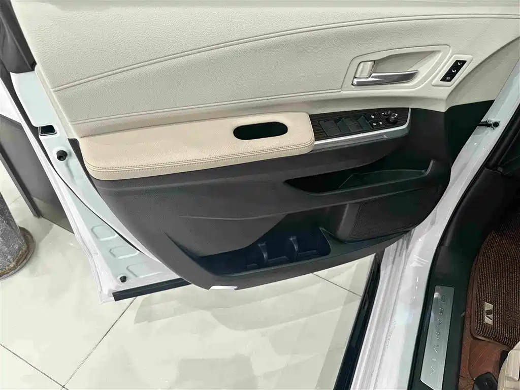 Toyota Granvia — фото 6
