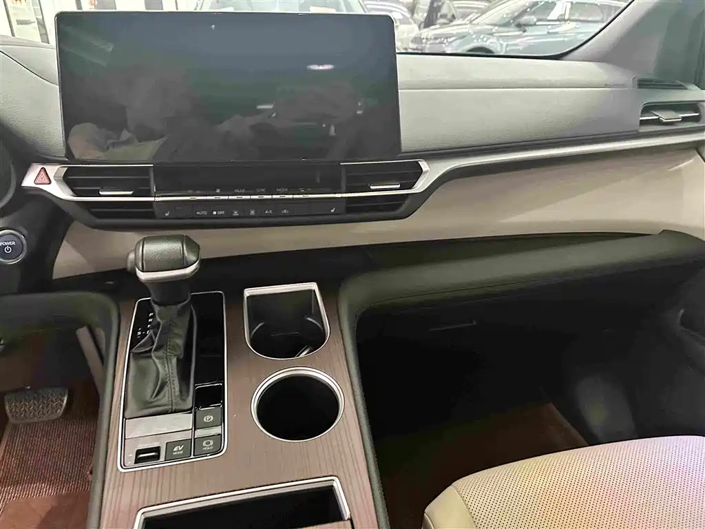Toyota Granvia — фото 9