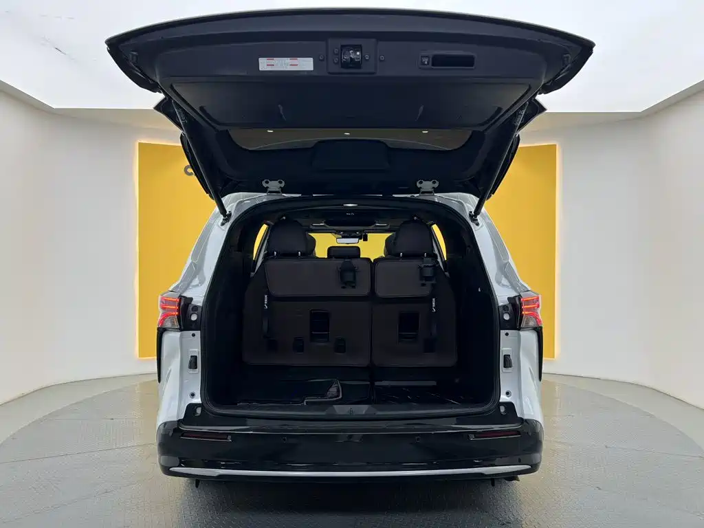 Toyota Sienna — фото 13
