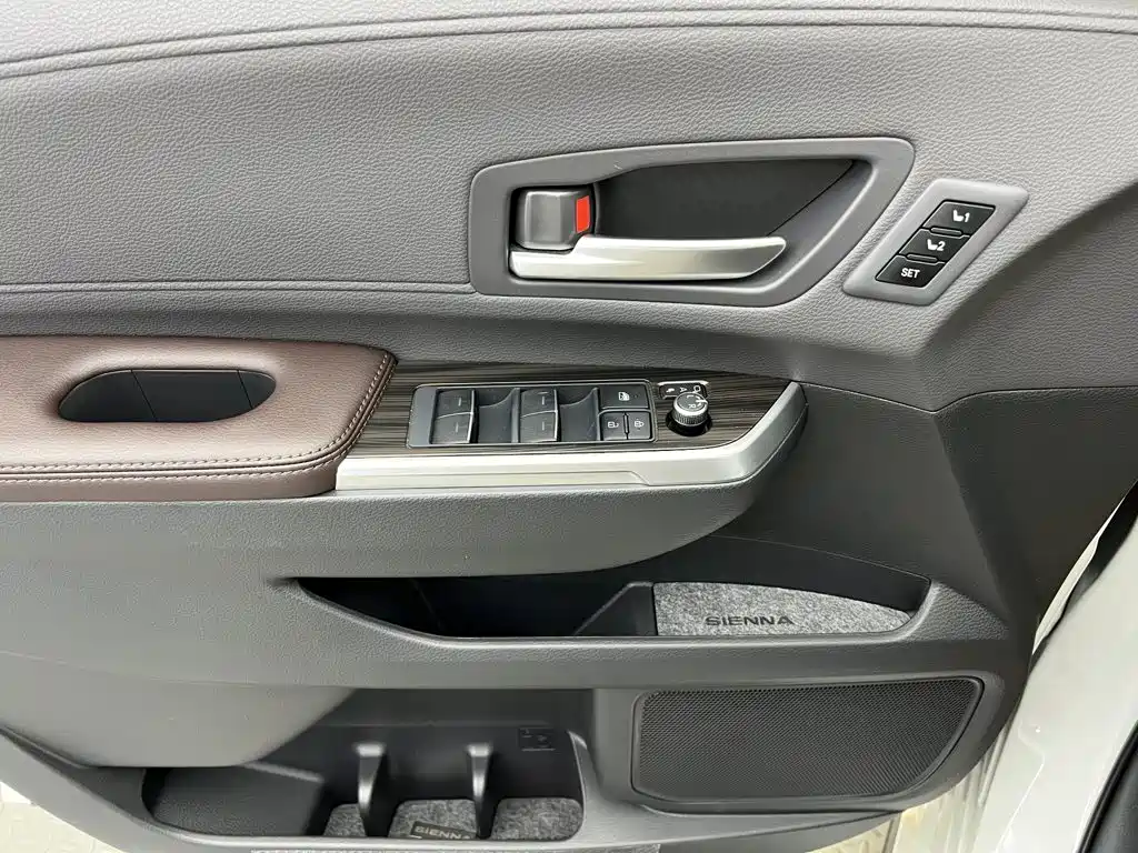 Toyota Sienna — фото 19