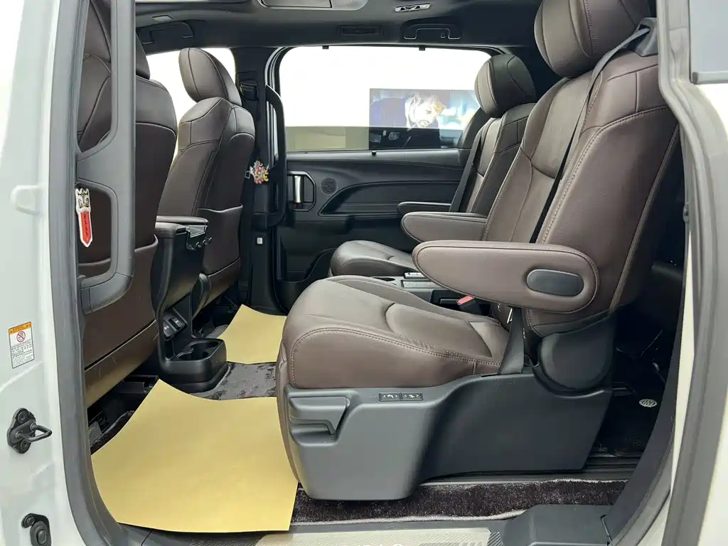 Toyota Sienna — фото 36