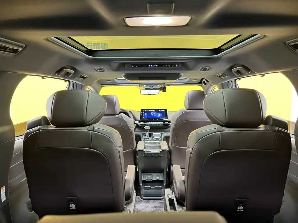 Toyota Sienna — фото 37