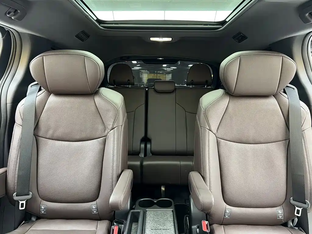 Toyota Sienna — фото 38