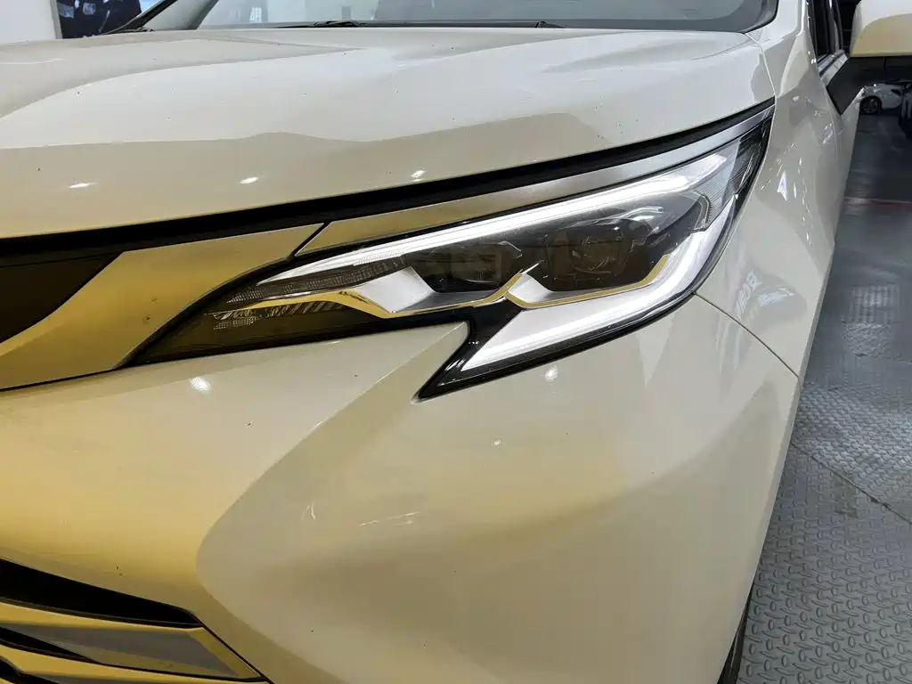 Toyota Sienna — фото 8