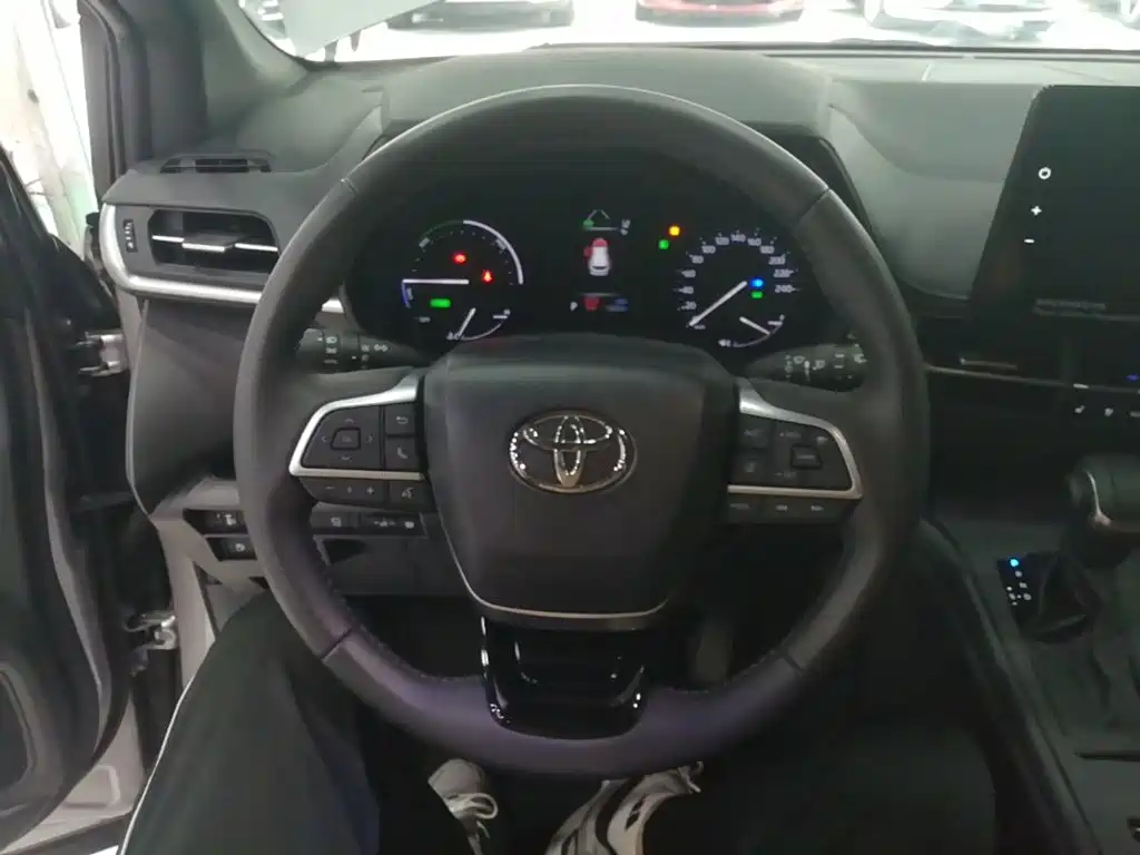 Toyota Sienna — фото 11