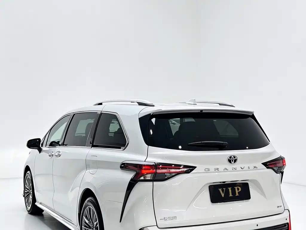 Toyota Granvia — фото 4