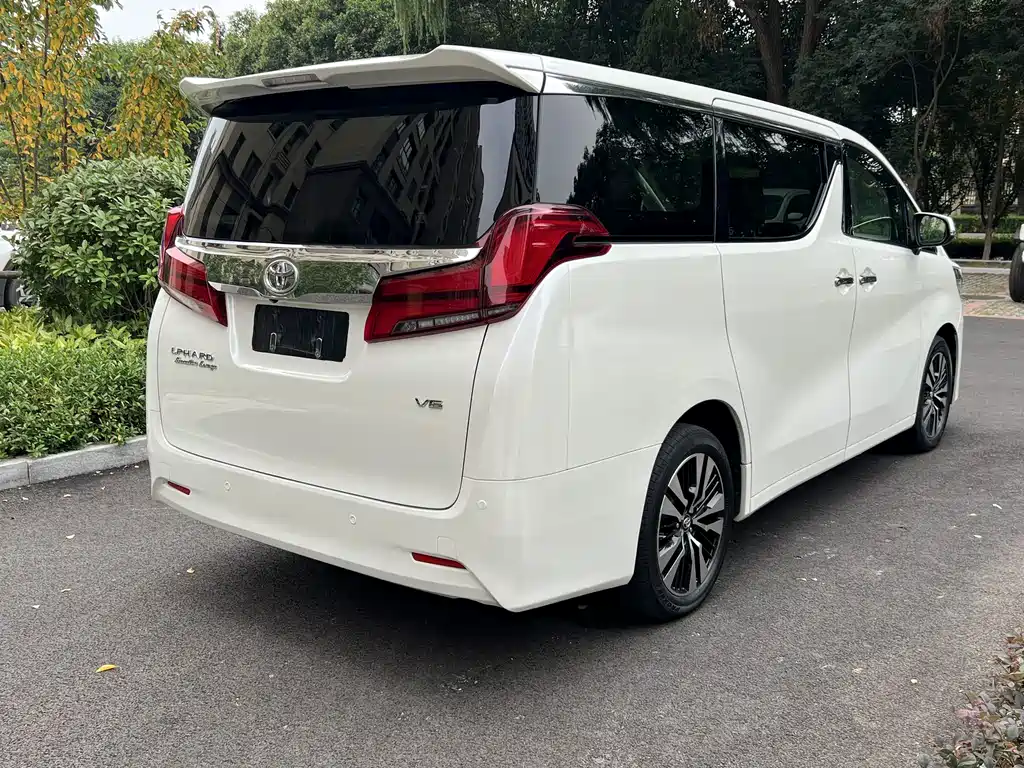 Toyota Alphard — фото 4