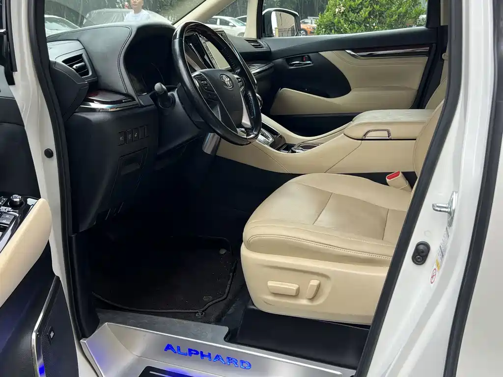 Toyota Alphard — фото 5