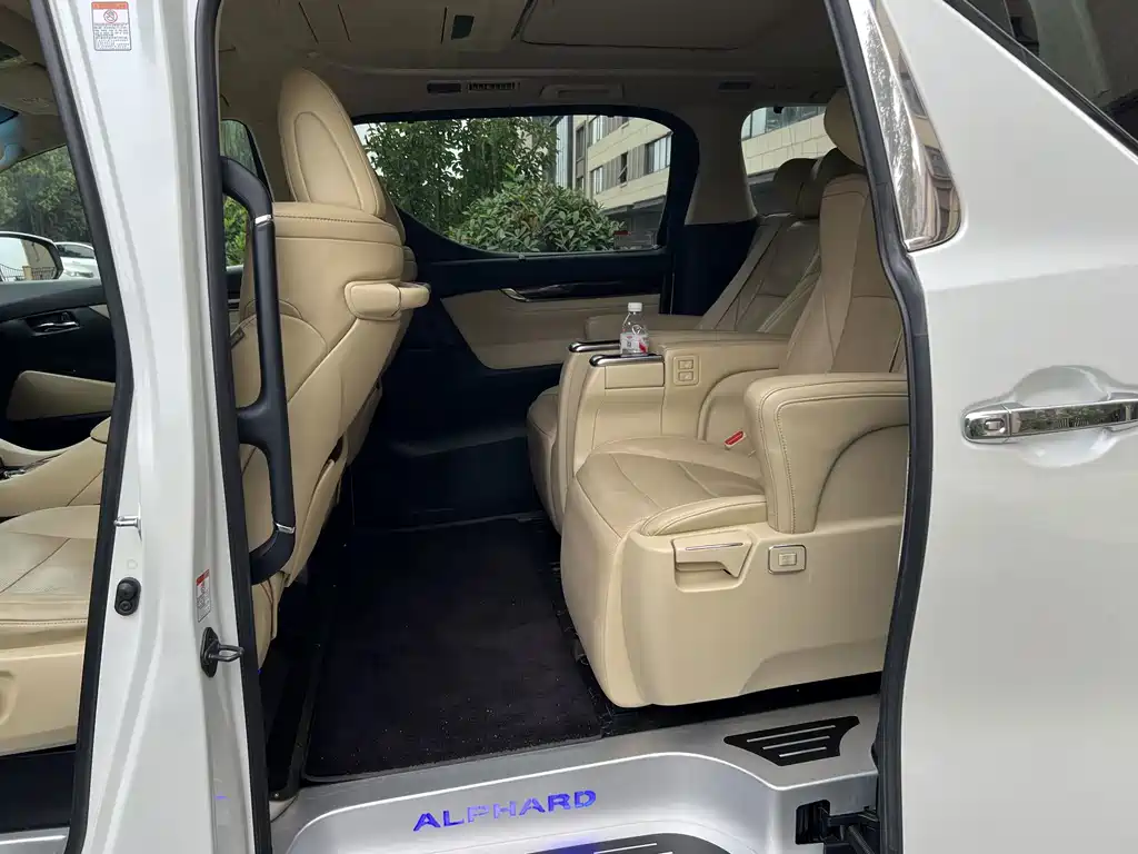 Toyota Alphard — фото 6