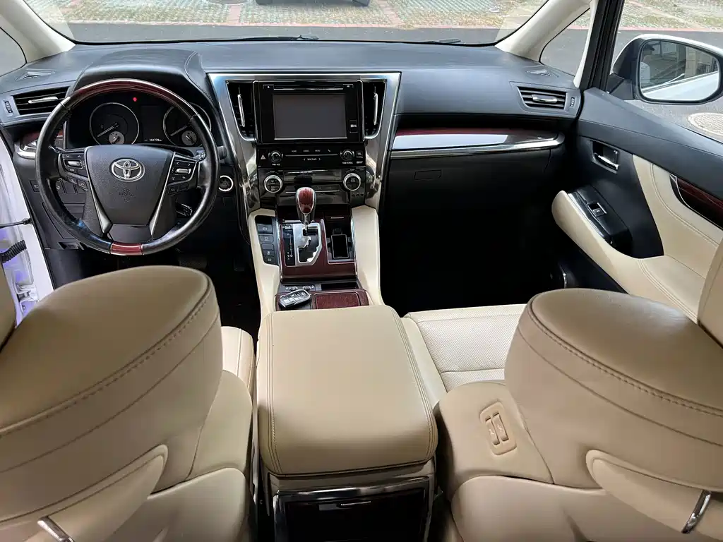 Toyota Alphard — фото 7