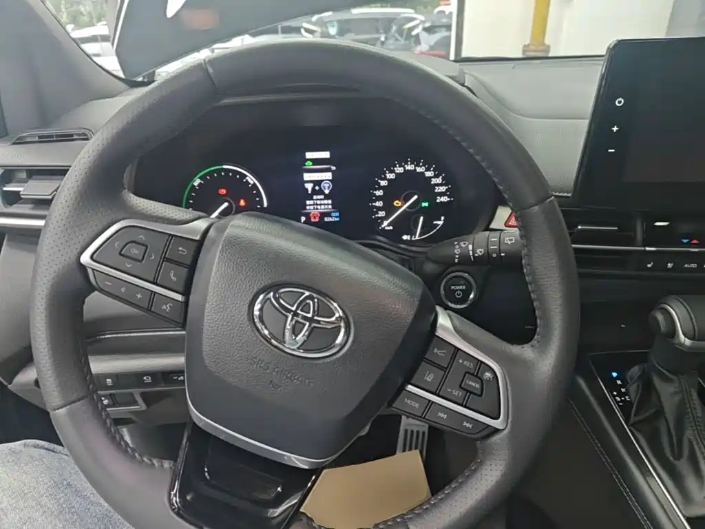 Toyota Sienna — фото 11
