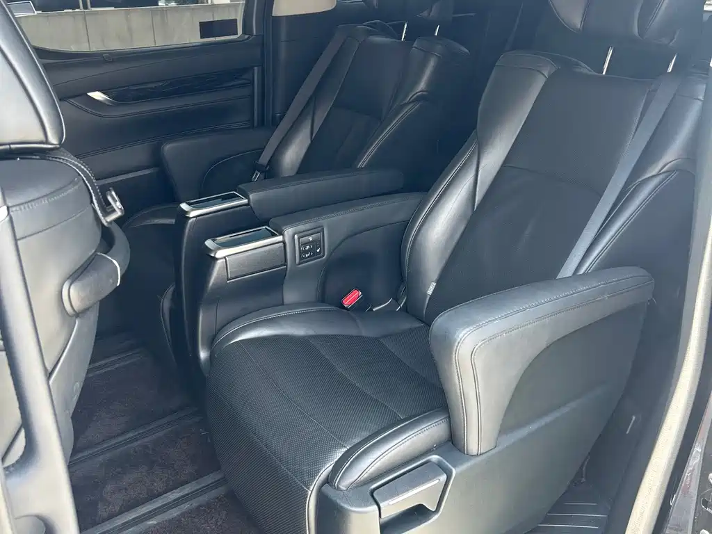 Toyota Vellfire — фото 11