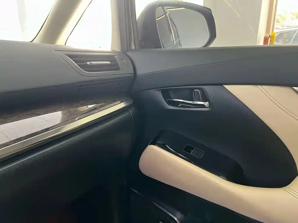 Toyota Vellfire — фото 11