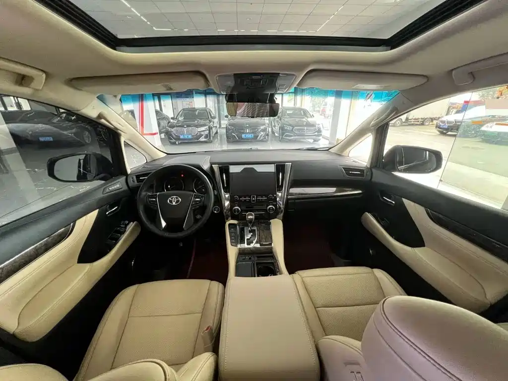 Toyota Vellfire — фото 10