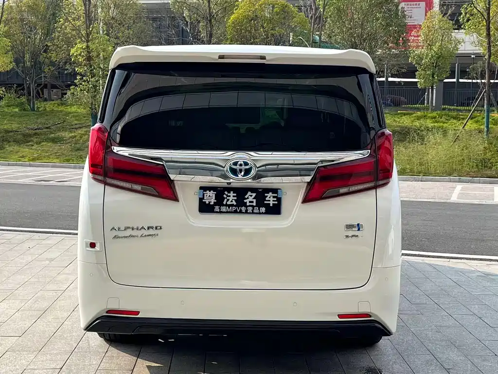 Toyota Alphard — фото 4