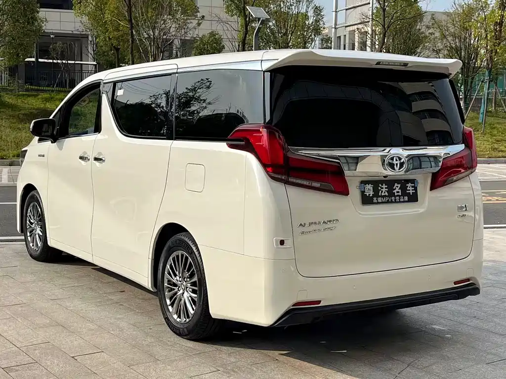 Toyota Alphard — фото 5