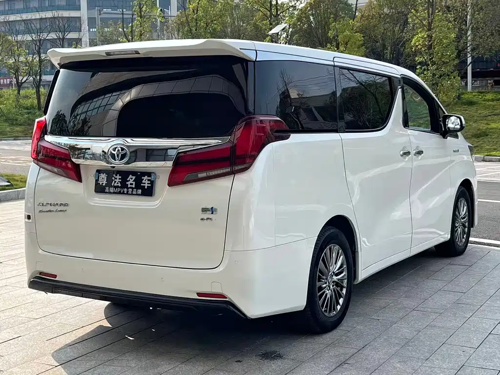 Toyota Alphard — фото 6