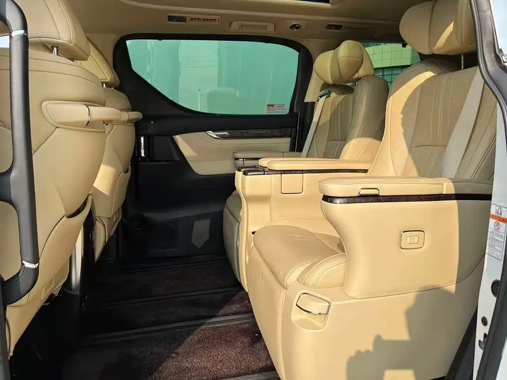 Toyota Alphard — фото 8