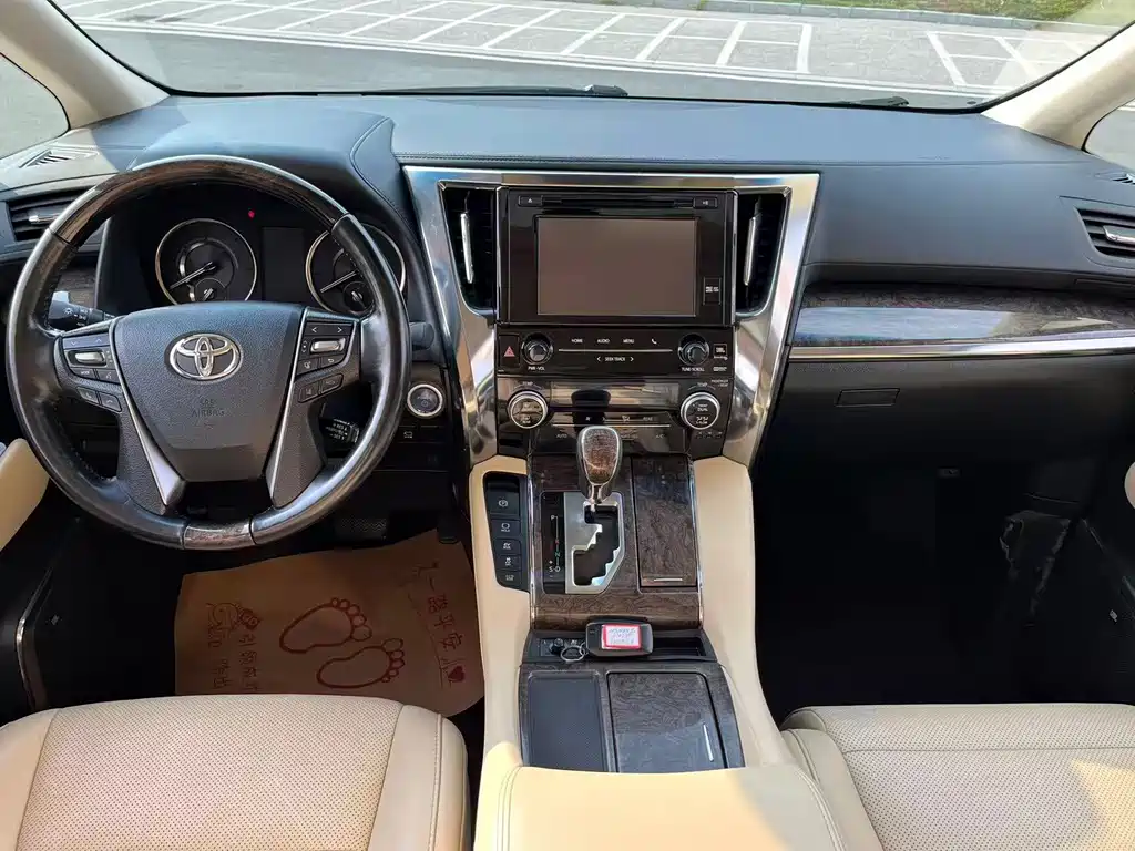 Toyota Alphard — фото 9