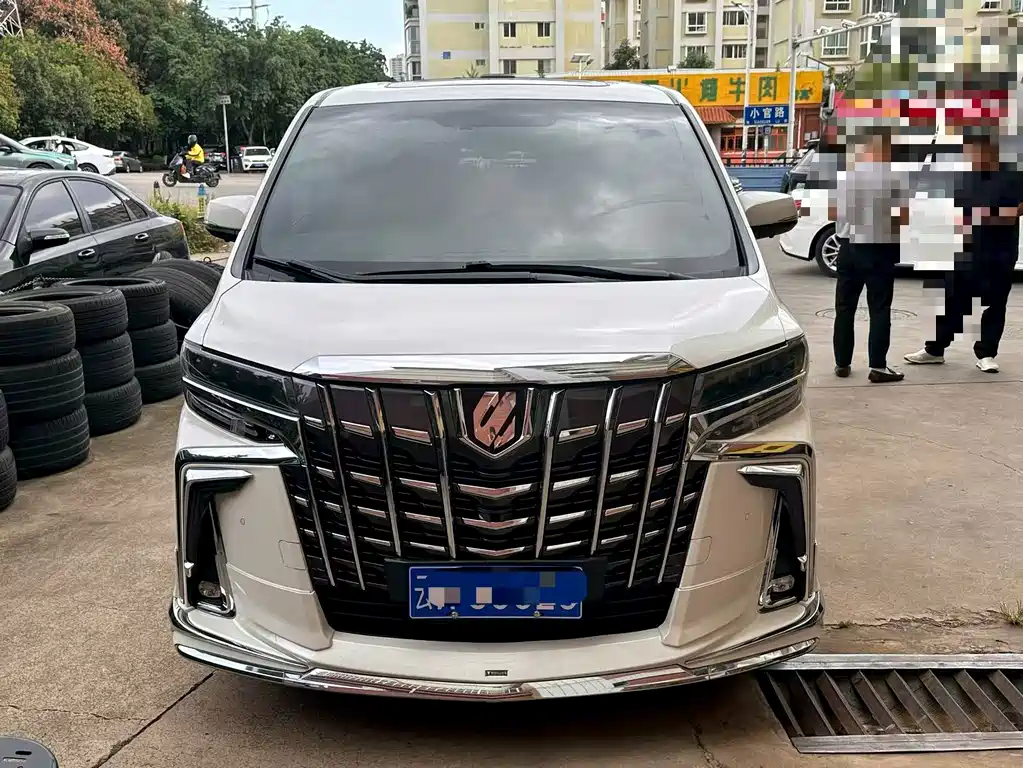 Toyota Alphard — фото 2