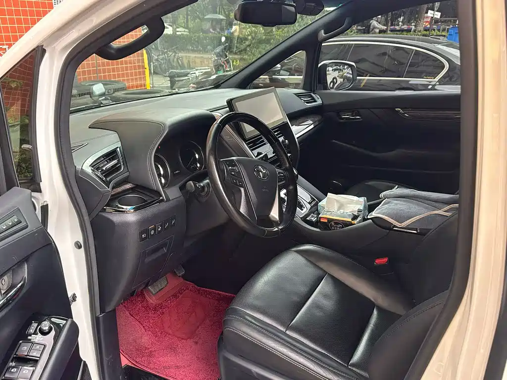 Toyota Alphard — фото 4