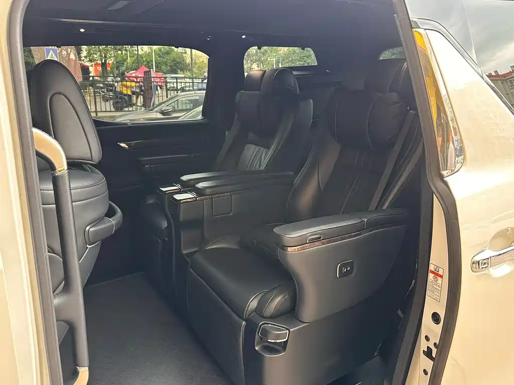 Toyota Alphard — фото 5