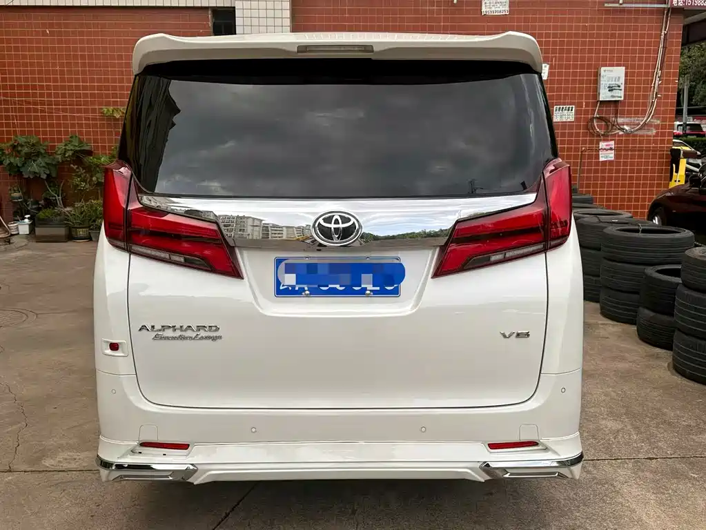 Toyota Alphard — фото 8