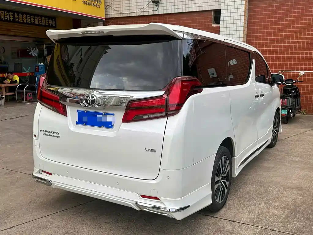 Toyota Alphard — фото 9