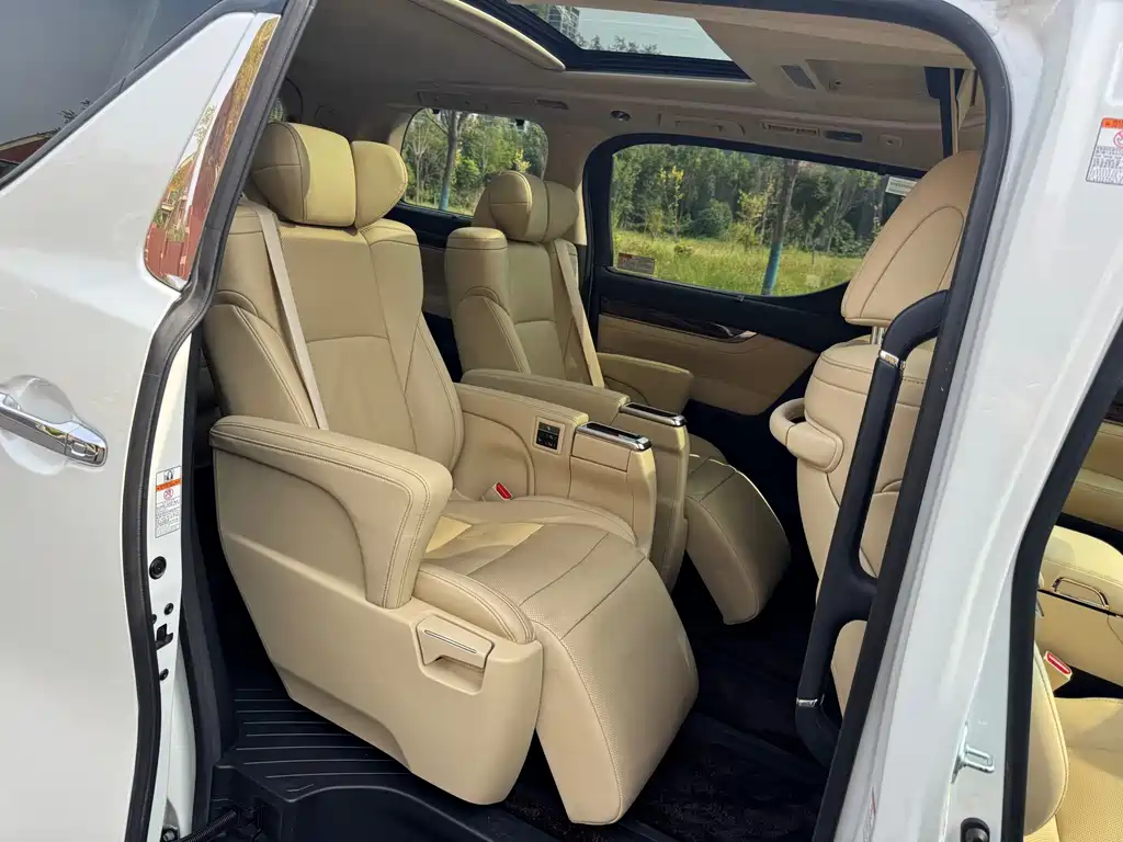 Toyota Alphard — фото 11